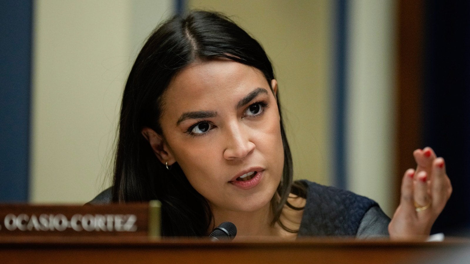 AOC verteidigt die Bezeichnung Israels Vorgehen in Gaza als „sich ...