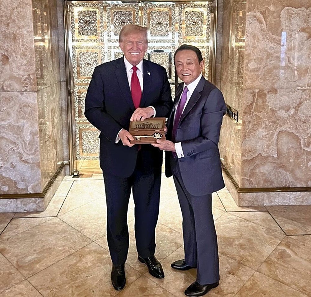 Aso, Vizepräsident der Liberaldemokratischen Partei, erhält einen goldenen Souvenirschlüssel vom ehemaligen Präsidenten Trump (links) nach einem Treffen im Trump Tower in New York am 23. (von Trumps SNS).