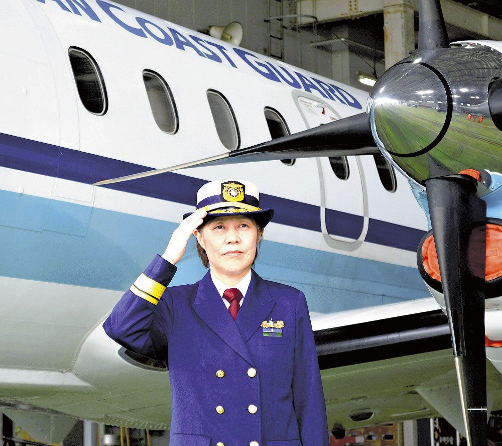 Frau Nakabayashi, die zur ersten weiblichen Luftwaffenstützpunktkommandantin der japanischen Küstenwache ernannt wurde (am Flughafen Kansai)