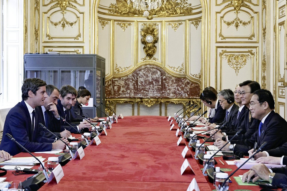 Premierminister Kishida (rechts) und der französische Premierminister Atal treffen sich am 1. in Paris (AP)