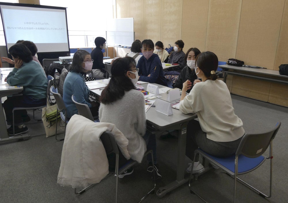 Anbietermitglieder teilen ihre Bedenken und Ideen bei einer Diskussionsrunde (in Takarazuka City, Präfektur Hyogo)