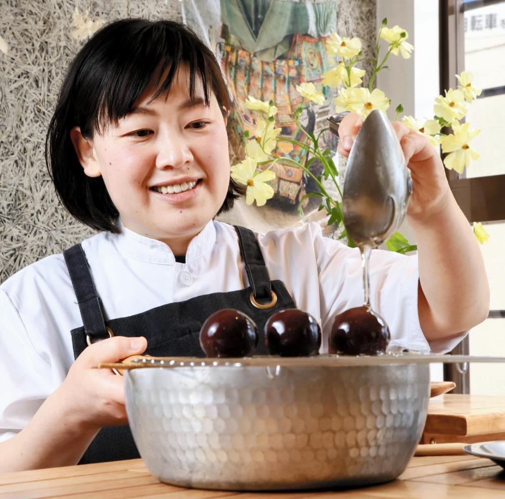 Es wird darum gebetet, dass das „bescheidene Glück, japanische Süßigkeiten auf dem Tisch zu haben“, bestehen bleibt (im Bezirk Shimogyo, Stadt Kyoto).