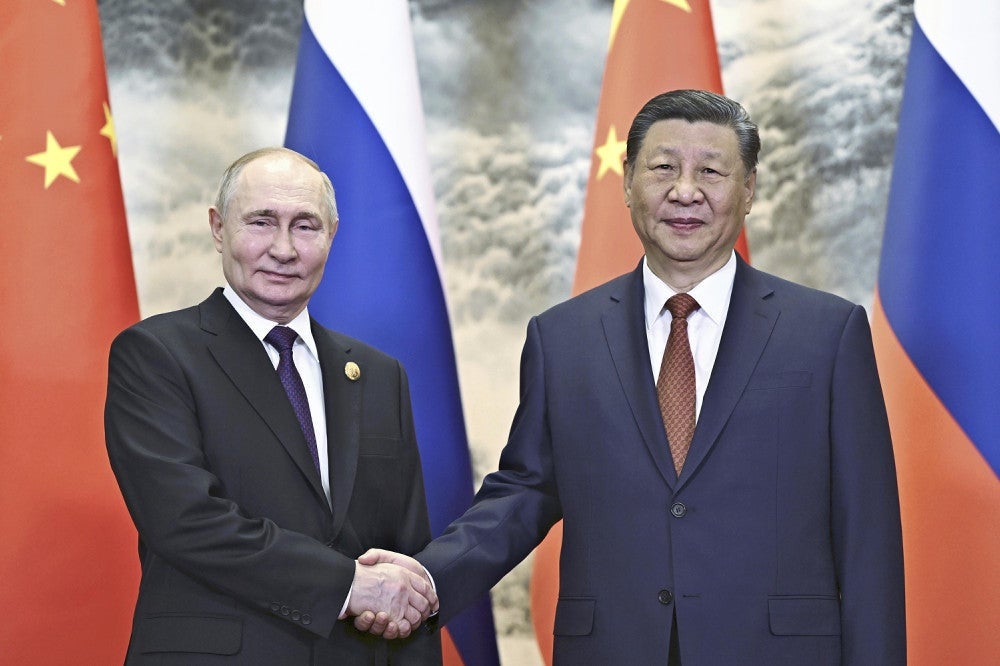 Putin (links) und Xi Jinping geben sich am 16. in Peking die Hand (AP)