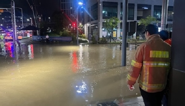 Straßen und Häuser in Gyeonggi, Incheon und Gangwon durch nächtlichen Regen überschwemmt