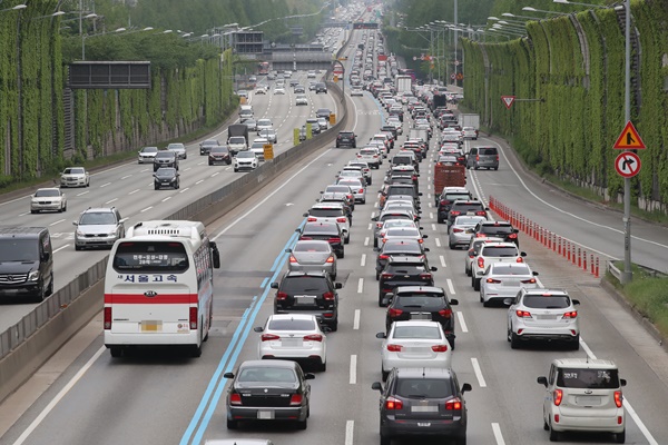 Autobahnen verstopft, während Chuseok-Reisende nach Hause fahren