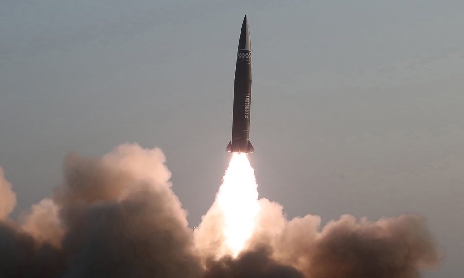 Nordkorea feuert ballistische Raketen ab, nachdem es seine Urananreicherungsanlage preisgegeben hat