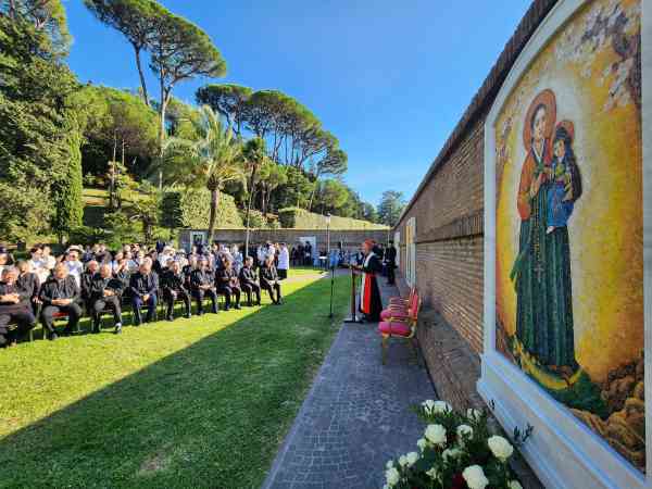 Mosaik mit der Jungfrau Maria im Hanbok in den Vatikanischen Gärten enthüllt