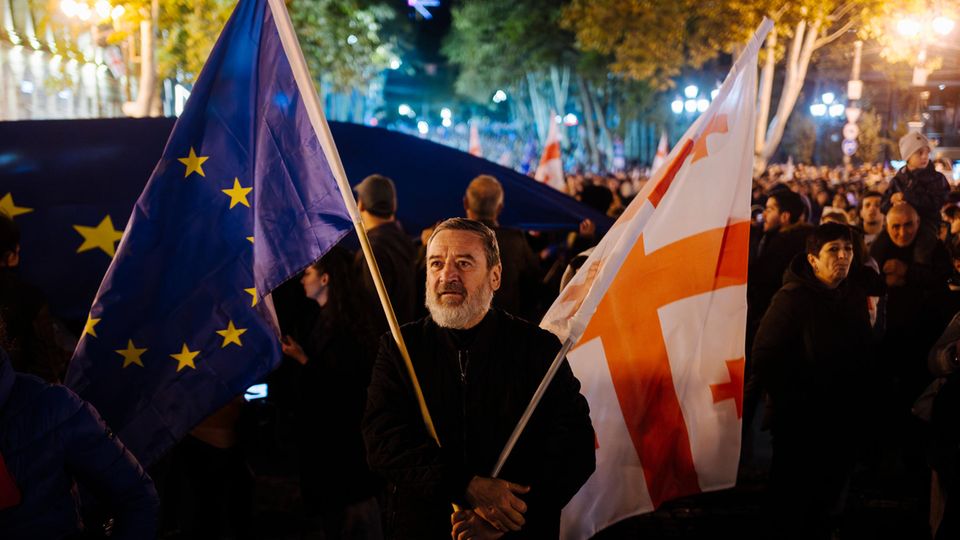 Mann mit EU und Georgien Flagge in Tiflis