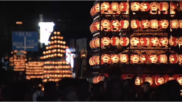 Parade mit 10 Meter hohen Laternenwagen beim Festival in Fukushima