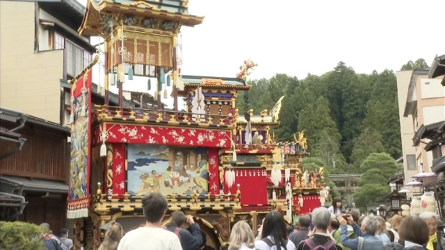 Beim Takayama-Herbstfest in Zentraljapan gibt es Festwagen und Uhrwerkpuppen