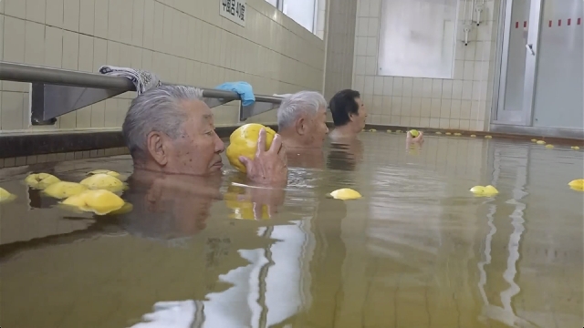 Der Quittenbadedienst beginnt in der japanischen Stadt Hokuto, Hokkaido