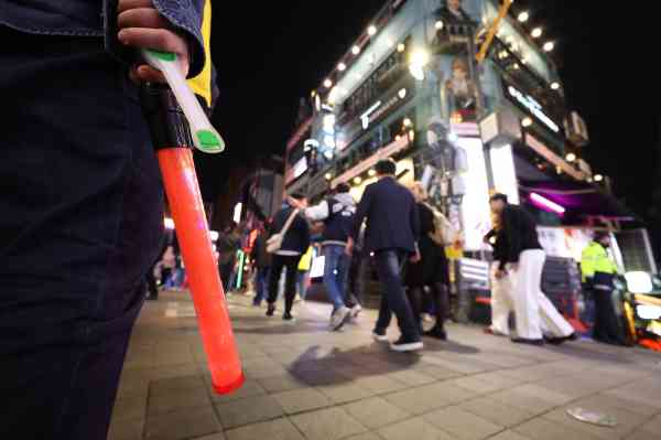 Innenminister inspiziert in Vorbereitung auf Halloween dichte Gebiete in Seoul