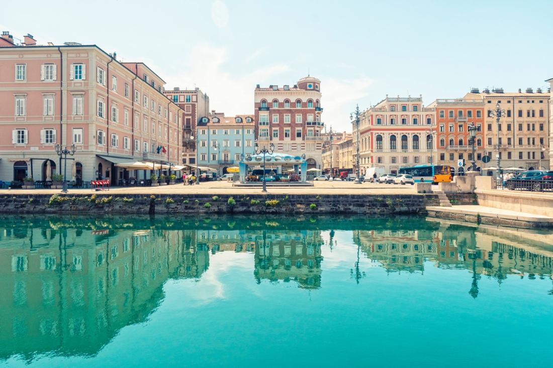 Canal Grande mit der Piazza del Ponte Rosso im Hintergrund in Triest