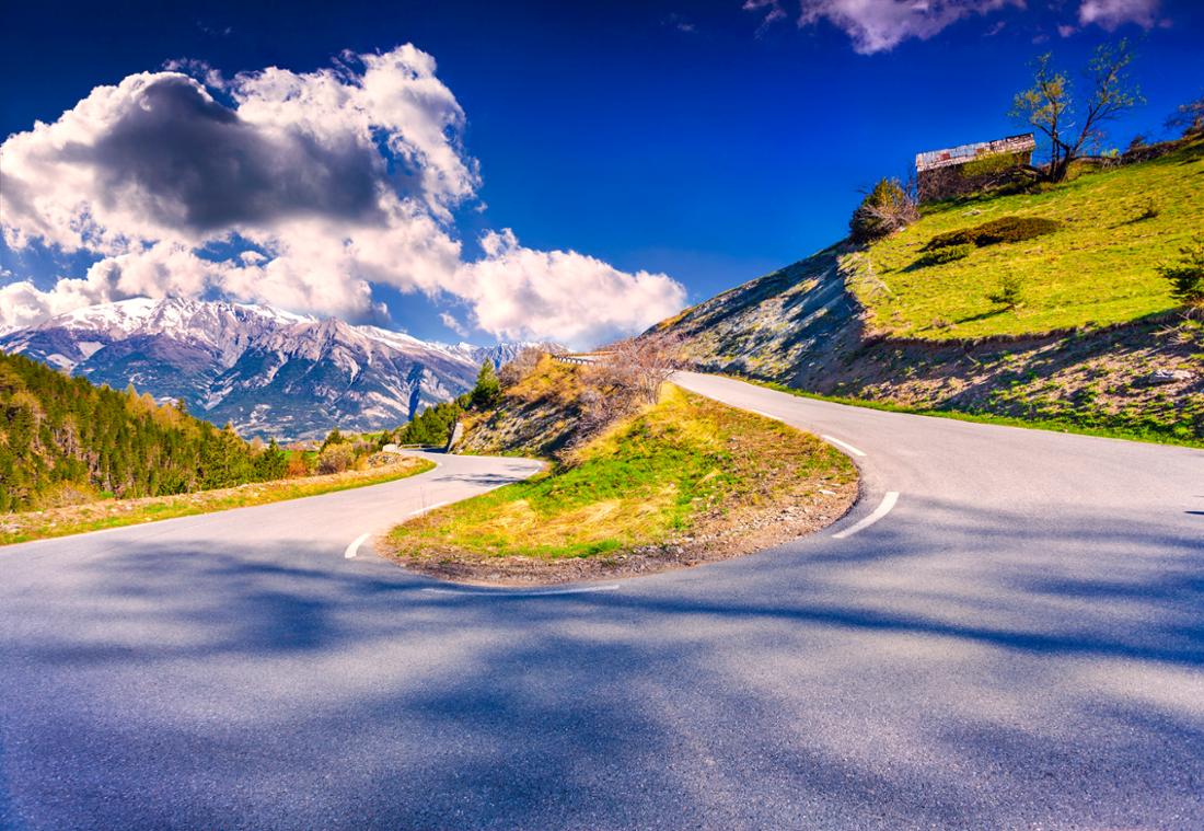 Sonnige Frühlingskulisse auf dem Gebirgspass Col de la Bonette.