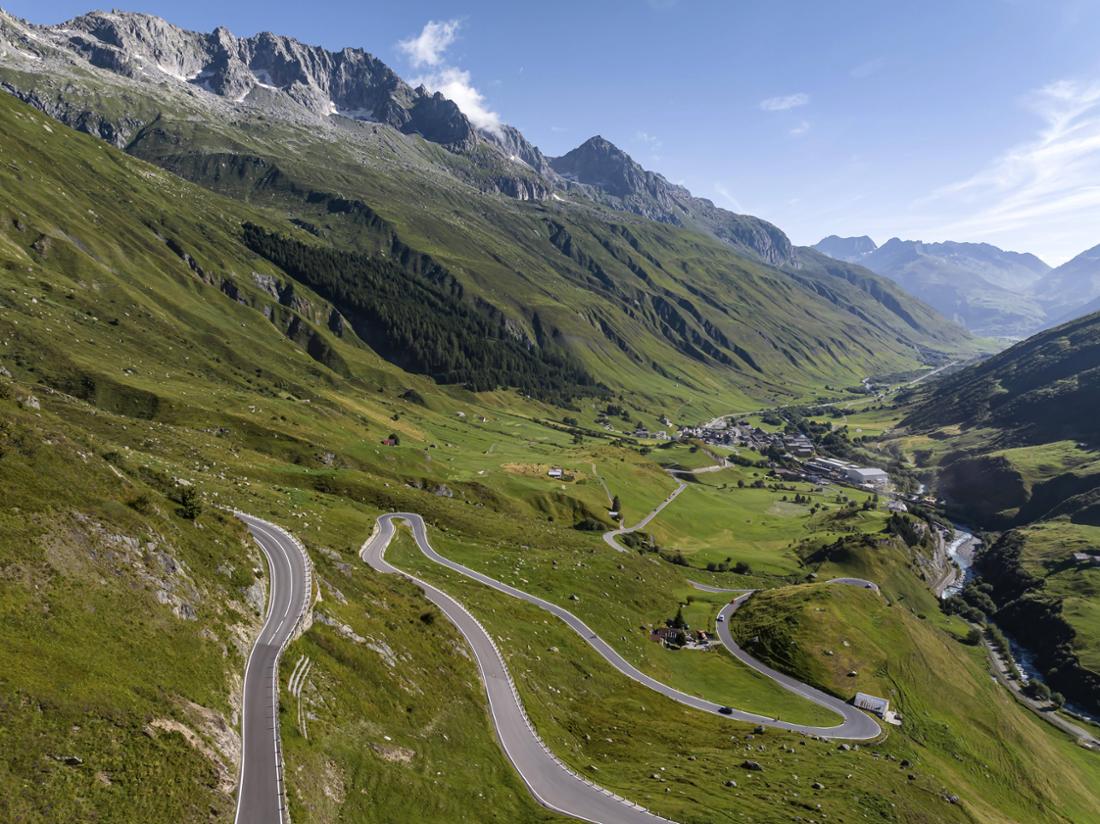 Die kurvenreiche Gebirgsstrecke in der Schweiz an einem sonnigen Tag: der Furkapass.