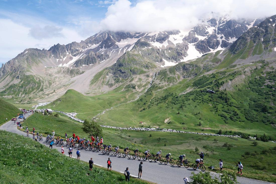 Radfahrer der Tour de France 2024 auf der Bergstraße Col du Galibier. 