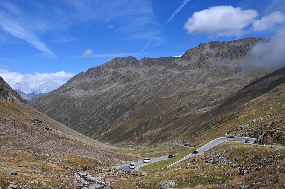 Durch die Serpentinen schlängeln sich die Autos über die Hochalpenstrasse des Timmelsjochs. 