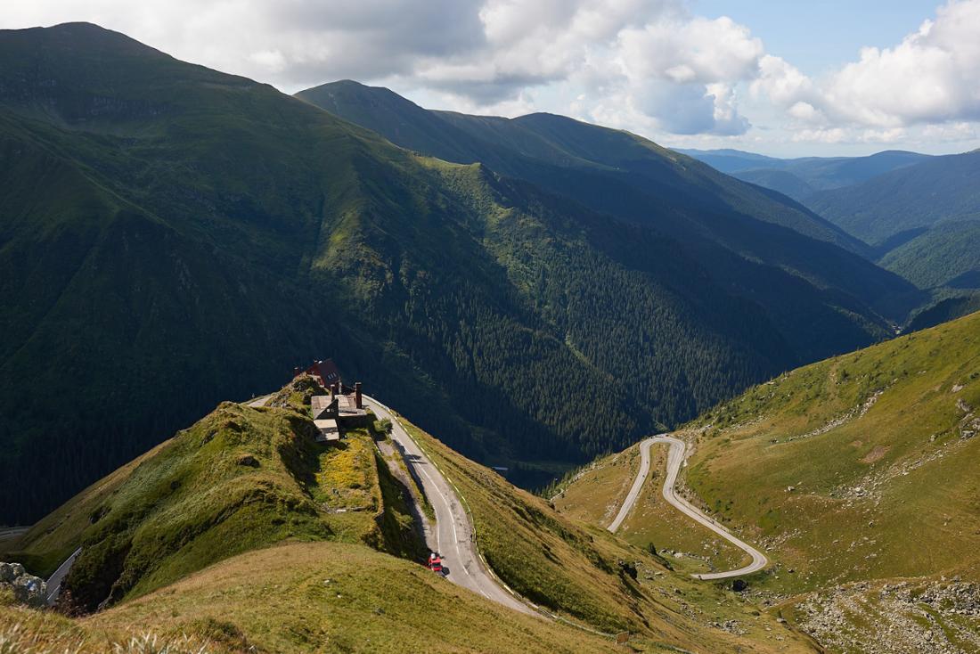 Der Ausblick auf die Straße und die umliegende Landschaft an der Passstraße Transfagarasan.