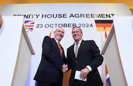 23.10.2024, Großbritannien, London: Großbritanniens Verteidigungsminister John Healey (l) und sein deutscher Amtskollege Boris Pistorius bei einer Pressekonferenz nach der Unterzeichnung eines neuen deutsch-britischen Verteidigungsabkommens im Trinity House in London. Foto: Jordan Pettitt/PA Wire/dpa +++ dpa-Bildfunk +++