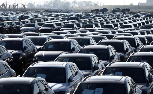 Chinesische E-Autos im belgischen Hafen von Zeebrugge, einem der grössten europäischen Häfen für Fahrzeugimporte.