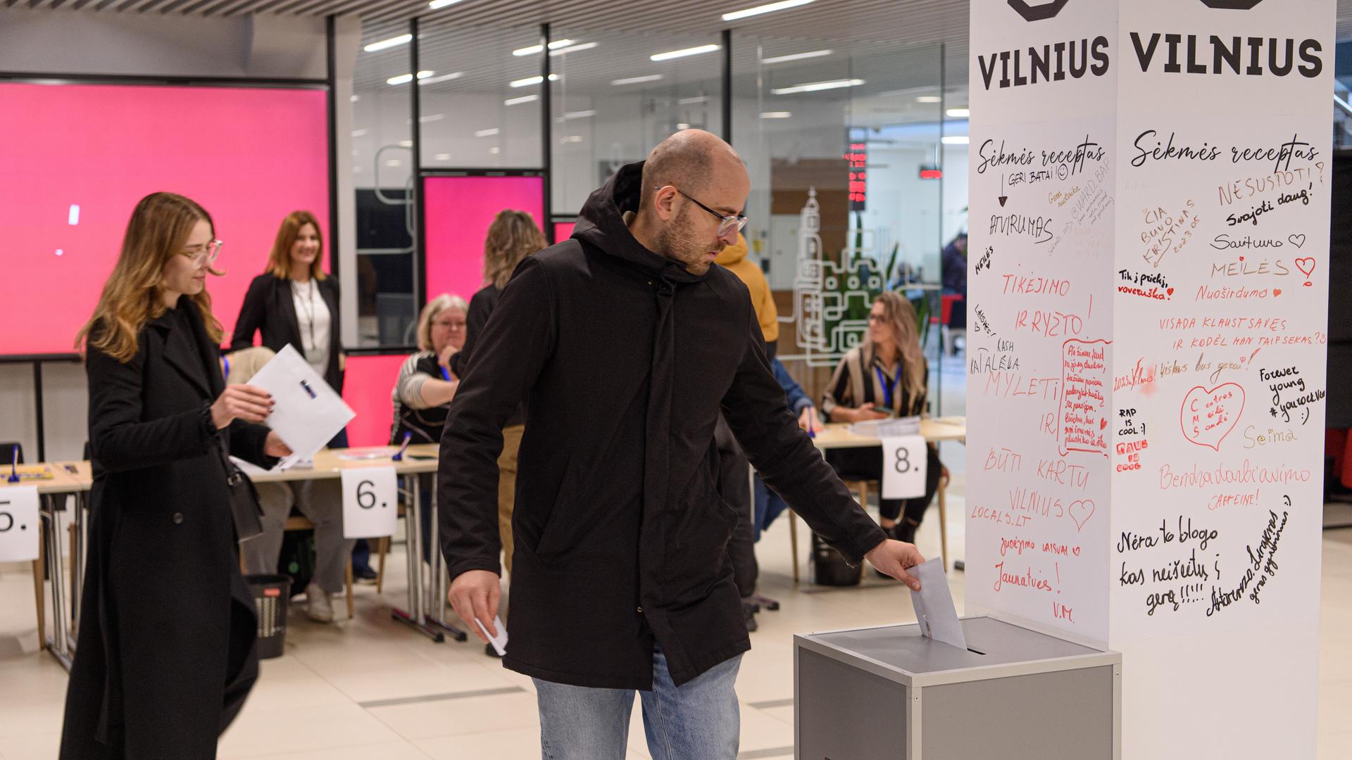 Ein Wähler gibt seine Stimme in einem Wahllokal ab.