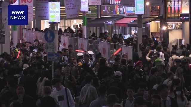 Halloween-Publikum versammelt sich im Shibuya-Bezirk in Tokio