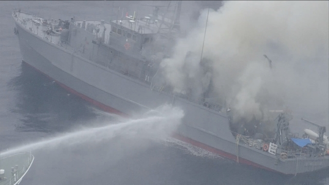 Minensuchboot der japanischen Selbstverteidigungsstreitkräfte fängt vor Fukuoka Feuer