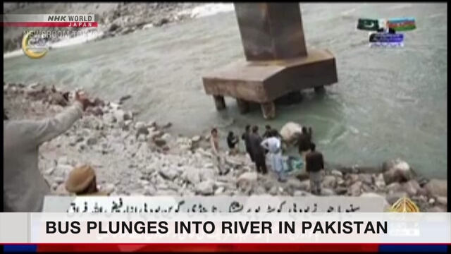 Bus stürzt in Pakistan in Fluss