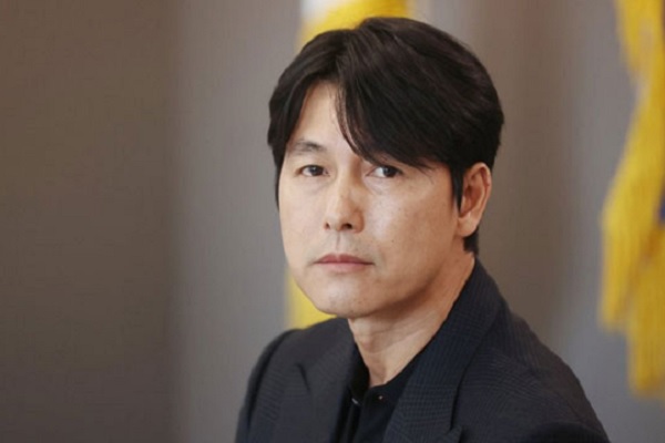 Jung Woo-sung nimmt trotz Kontroversen an Filmpreisen teil