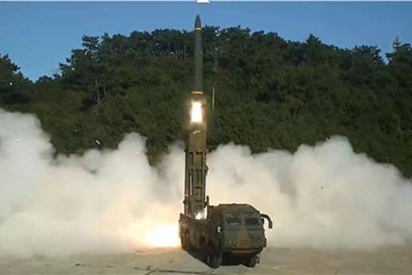 Militär führt Live-Feuerübung der Hyunmoo-2-Rakete durch 