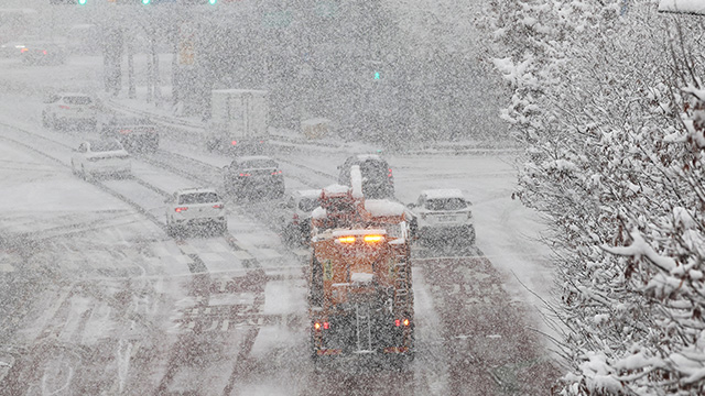 Starker Schneefall stört Flüge und schaltet den Strom aus