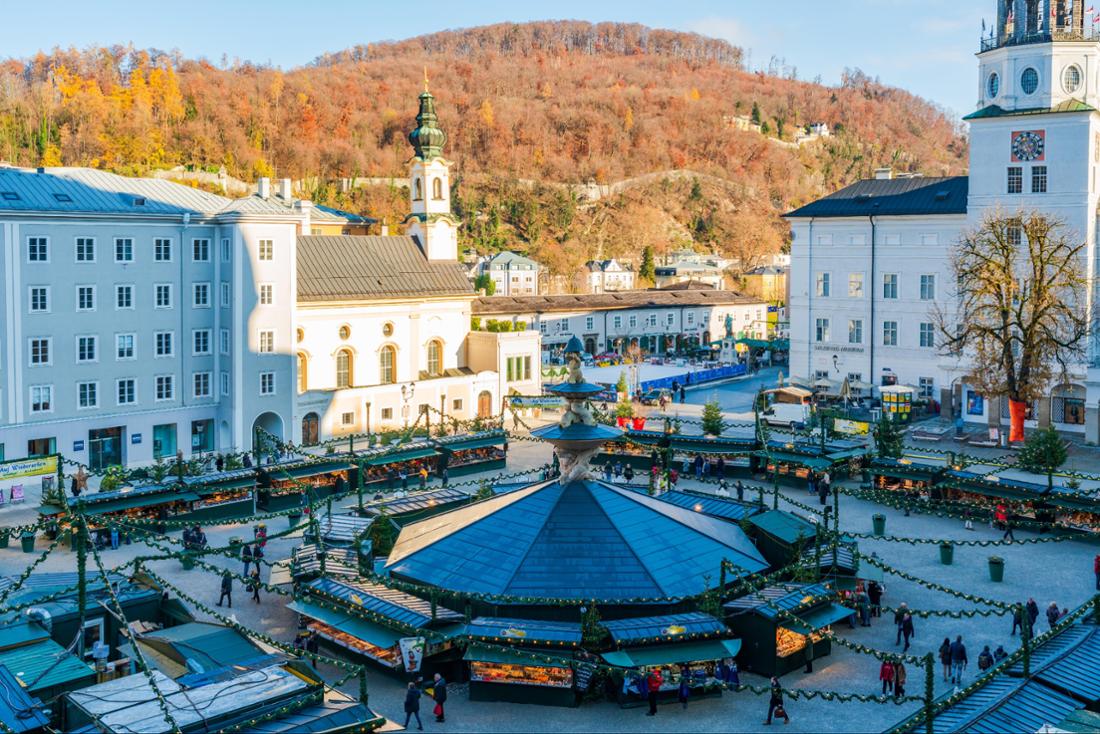 Luftaufnahme vom Weihnachtsmarkt in Salzburg