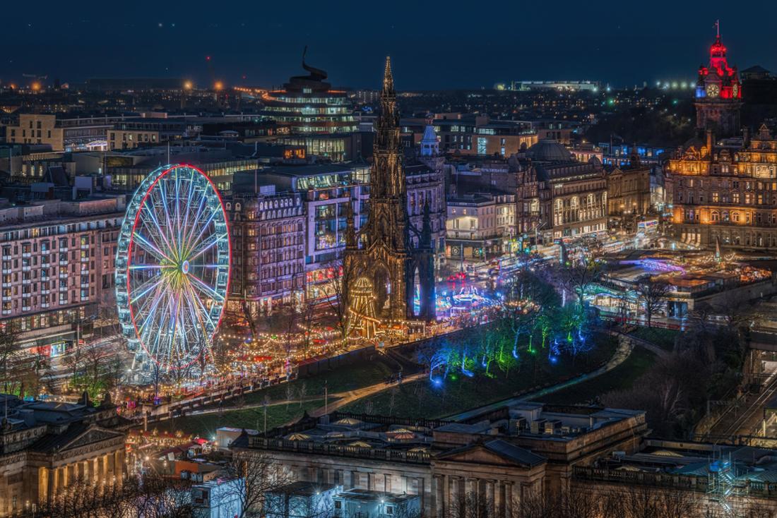 Weihnachtsmarkt in den Princes Street Gardens in Edingburgh