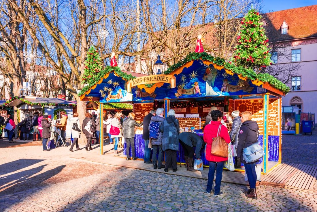 Besucher auf dem Weihnachtsmarkt in Basel