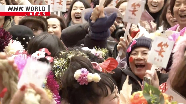 Beim Osaka-Schreinritual zum Jahresende lachen die Menschen über schlechte Erinnerungen