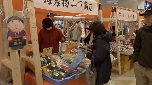 Käufer strömen in Scharen zum provisorischen Markt in der vom Erdbeben betroffenen Stadt Wajima