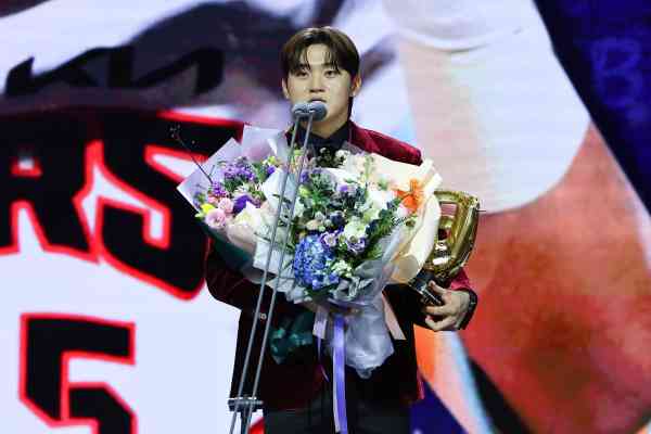 Kim Do-yeong von den Kia Tigers gewinnt den ersten Golden Glove Award