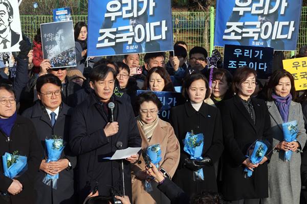 Ex-Chef der Wiederaufbau-Partei Koreas fordert einen Regierungswechsel zu Beginn seiner zweijährigen Amtszeit. Satz