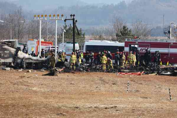 Militärpersonal an der Absturzstelle des Flugzeugs im Einsatz