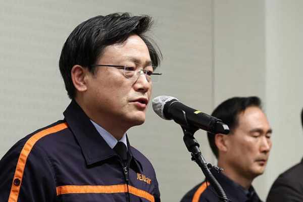 CEO von Jeju Air entschuldigt sich für Flugzeugabsturz in Muan