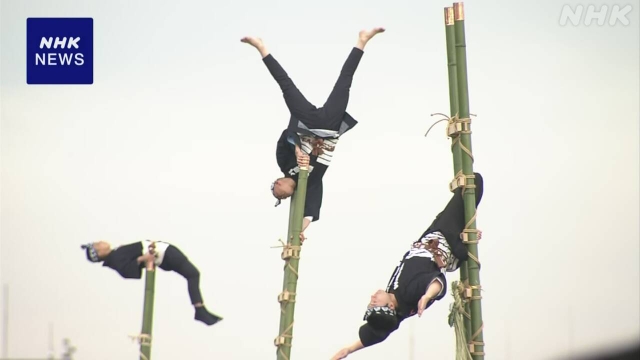 Feuerwehrleute aus Tokio veranstalten Neujahrsveranstaltung mit traditionellen Stunts und Erdbebenübungen