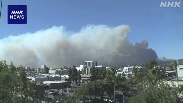 Ein Lauffeuer in einem Vorort von Los Angeles wütet in einem Wohngebiet