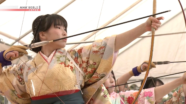 Junge Kimono-Bogenschützen schießen die ersten Pfeile des Jahres bei einer buddhistischen Tempelveranstaltung in Kyoto