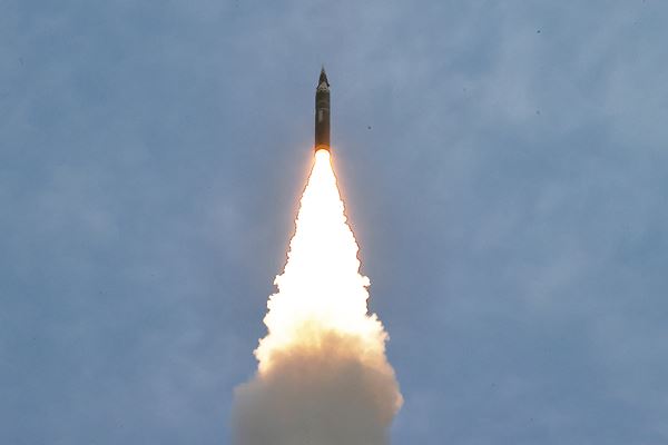 Nordkorea feuert mutmaßliche Hyperschallrakete ab, erster Raketenstart seit letztem November.